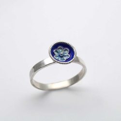 Anello Fiore blu in Filismà: la filigrana custodisce nella lucentezza degli smalti lo splendore della natura. Realizzato interamente a mano con passione.