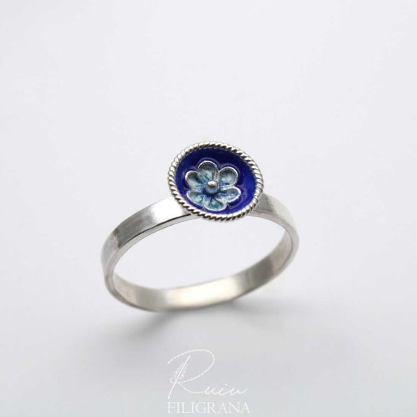 Anello Fiore blu in Filismà: la filigrana custodisce nella lucentezza degli smalti lo splendore della natura. Realizzato interamente a mano con passione.