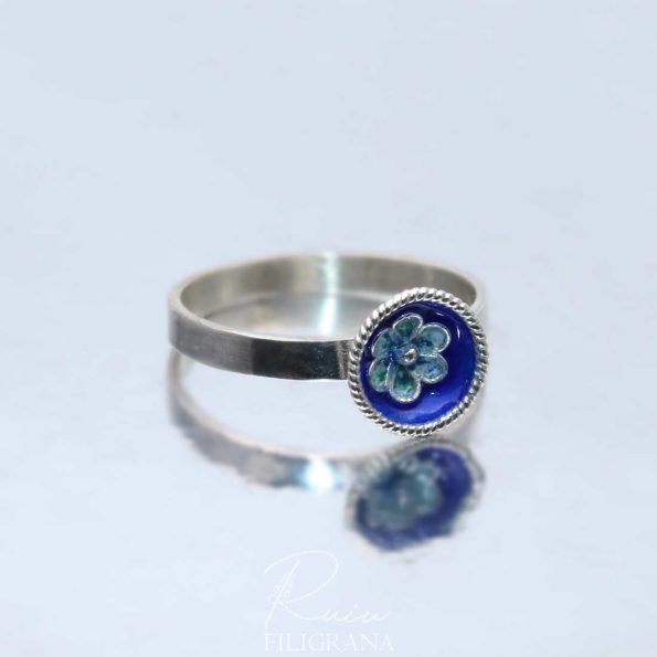 Anello Fiore blu in Filismà: la filigrana custodisce nella lucentezza degli smalti lo splendore della natura. Realizzato interamente a mano con passione.