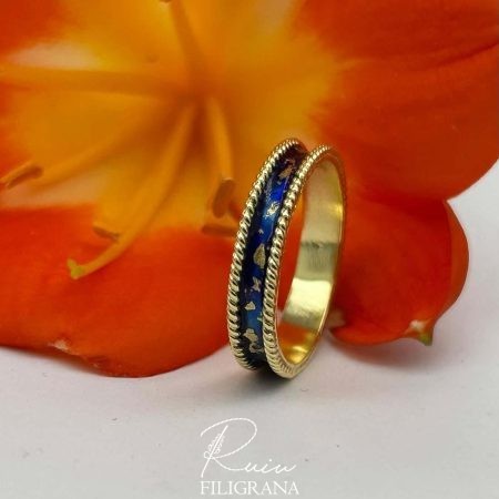 Anello Mariolu in oro 750% realizzato interamente a mano con la tecnica Filismà, filigrana e smalti a fuoco