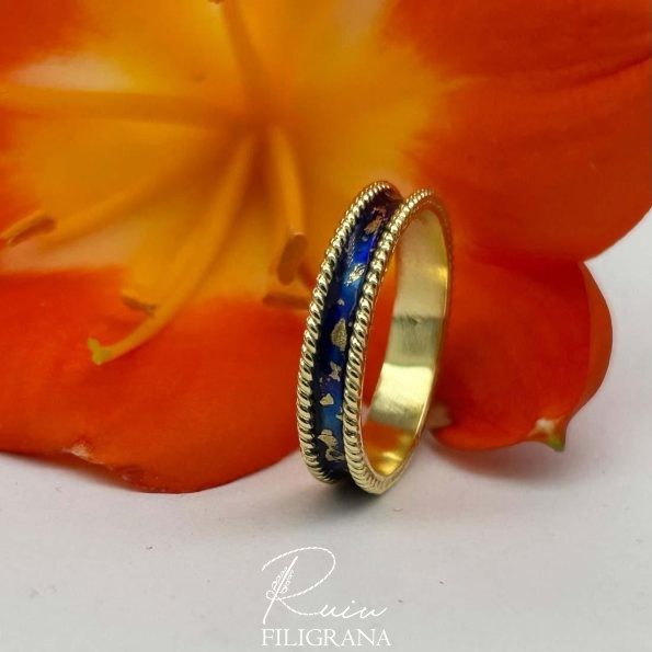 Anello Mariolu in oro 750% realizzato interamente a mano con la tecnica Filismà, filigrana e smalti a fuoco