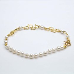 Bracciale in filigrana d'oro e perle della collezione Edera, che trae ispirazione dal romanzo di Grazia Deledda. Realizzato a mano con cura e passione.