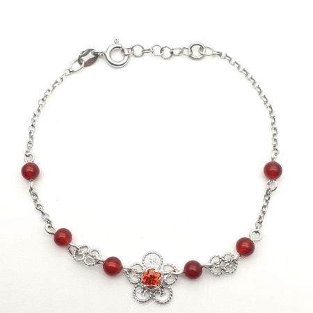 Bracciale in filigrana d’argento, fiore centrale con cristallo rosso e elementi in filigrana intercalati da agate rosse. Realizzato interamente a mano.