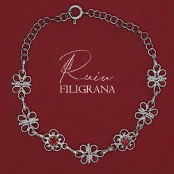 Nel bracciale Fiori rossi l'atmosfera sognante e un po' retrò della collezione, espressa dagli elementi in filigrana viene messa in contrasto con il carattere deciso di uno dei colori più forti e passionali. realizzato a mano.