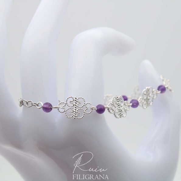 Bracciale Merletto della collezione Romantic Filigree, in filigrana d'argento con agata viola. Realizzato completamente a mano.