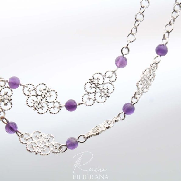 Bracciale Merletto della collezione Romantic Filigree, in filigrana d'argento con agata viola. Realizzato completamente a mano.