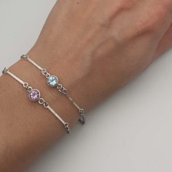 Elegante bracciale con incisione fiorentina, illuminata da ametista o topazio blu, gioiello affascinante realizzato interamente a mano con cura e passione.