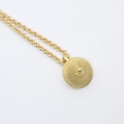 La filigrana d'oro disegna un motivo a spirale che termina con una piccola sfera d'oro. Gioiello realizzato interamente a mano con cura e passione.