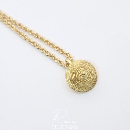 La filigrana d'oro disegna un motivo a spirale che termina con una piccola sfera d'oro. Gioiello realizzato interamente a mano con cura e passione.