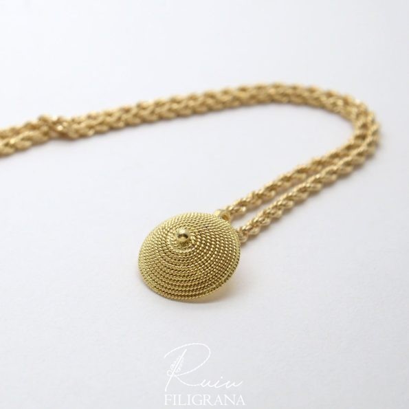 La filigrana d'oro disegna un motivo a spirale che termina con una piccola sfera d'oro. Gioiello realizzato interamente a mano con cura e passione.