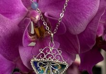 Ciondolo in filigrana e smalti a fuoco realizzato interamente a mano, e collana in argento con intercalari in acquamarina naturale.