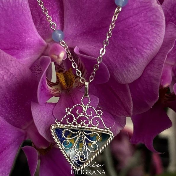 Ciondolo in filigrana e smalti a fuoco realizzato interamente a mano, e collana in argento con intercalari in acquamarina naturale.