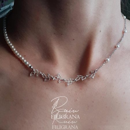 Affascinante connubio tra perle e filigrana in questa incantevole collana della Collezione Edera, realizzata interamante a mano con cura e passione.