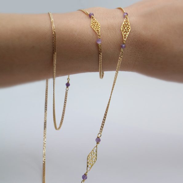 Collana tradizionalmente abbinata all'abito tradizionale sardo, una originale collana Chanel che gli elementi, "pezzos", in filigrana d'oro realizzati a mano rendono unica!