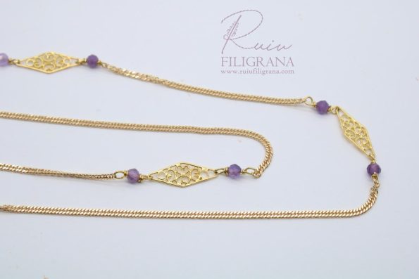 Collana tradizionalmente abbinata all'abito tradizionale sardo, una originale collana Chanel che gli elementi, "pezzos", in filigrana d'oro realizzati a mano rendono unica!