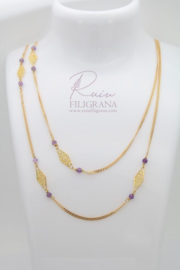 Collana tradizionalmente abbinata all'abito tradizionale sardo, una originale collana Chanel che gli elementi, "pezzos", in filigrana d'oro realizzati a mano rendono unica!