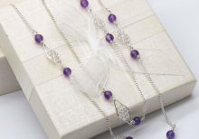 Uno dei pezzi caratteristici del corredo di gioielli che va ad abbinarsi all’abito tradizionale: la collana a pezzos, qui rivisitata con l'aggiunta delle agate viola a completare l'elemento in filigrana, creando un gioiello versatile, adatto a tutte le occasioni.