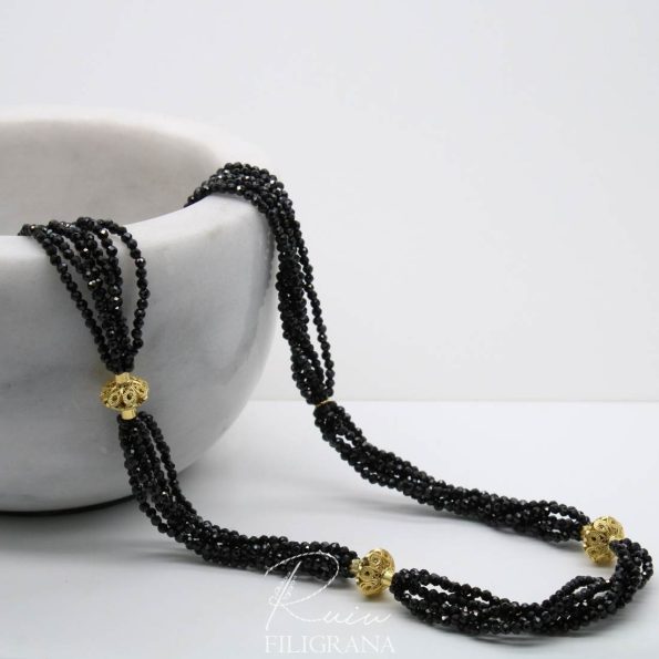 Collana con prainnostres realizzati a mano in filigrana d'oro e spinello nero naturale sfaccettato.