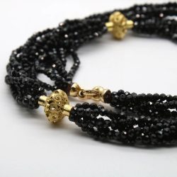 Collana con prainnostres e spinello nero 1