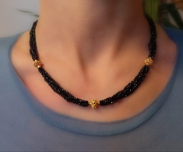 Collana con prainnostres realizzati a mano in filigrana d'oro e spinello nero naturale sfaccettato.