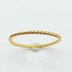 Filigranello: un anello semplice e sottile che puoi abbinare anche alla fede matrimoniale, indossare da solo oppure indossarne due sovrapposti. Realizzato a mano in filigrana d'oro.