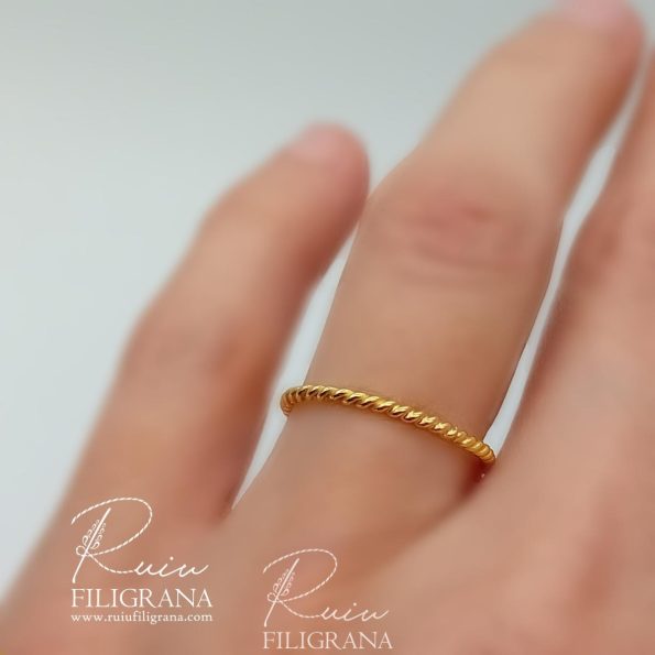 Filigranello: un anello semplice e sottile che puoi abbinare anche alla fede matrimoniale, indossare da solo oppure indossarne due sovrapposti. Realizzato a mano in filigrana d'oro.