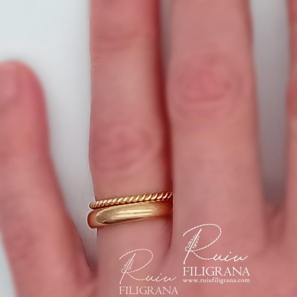 Filigranello: un anello semplice e sottile che puoi abbinare anche alla fede matrimoniale, indossare da solo oppure indossarne due sovrapposti. Realizzato a mano in filigrana d'oro.