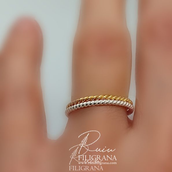 Filigranello: un anello semplice e sottile che puoi abbinare anche alla fede matrimoniale, indossare da solo oppure indossarne due sovrapposti. Realizzato a mano in filigrana d'oro.