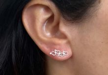 Orecchini in filigrana d’argento della collezione “Edera”, collezione che trae ispirazione da uno dei romanzi più conosciuti della Nobel per la letteratura Grazia Deledda. I gioielli di questa collezione vogliono esprimere la tenacia e il carattere di chi li indossa, per loro li ho disegnati e realizzati interamente a mano con cura e passione.