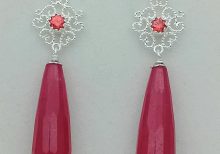 Orecchini pendenti in filigrana d'argento con agata rossa. Realizzati interamente a mano con cura e passione.