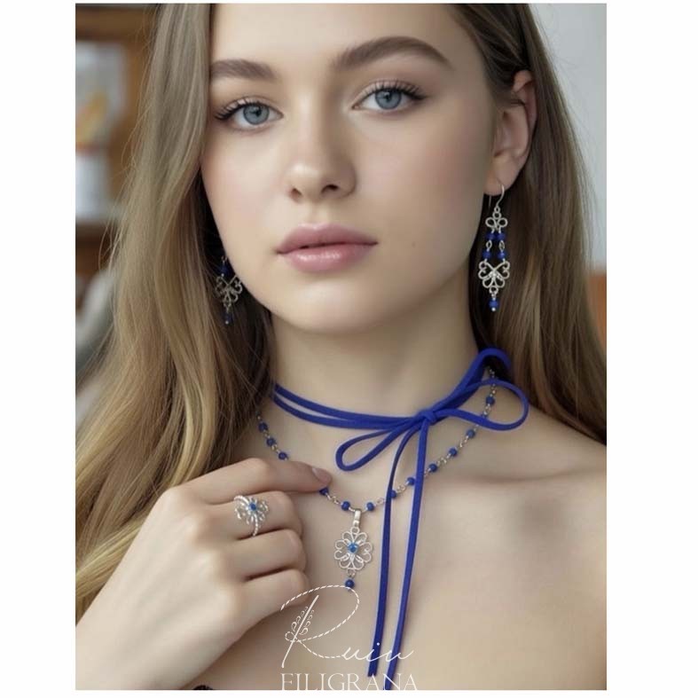 Parure fiori di mirto 1 Orecchini n filigrana d’argento 925 realizzati interamente a mano. C’è qualcosa che fa parte di noi da sempre. È lì, silenzioso e fedele, pronto a profumare l’aria che respiriamo e a riempire di un blu intenso i nostri occhi. Sono bacche 🫐 dal sapore leggermente aspro, che sanno di infanzia trascorsa nelle campagne, di verde che abbraccia lo sguardo, di passi lenti lungo i sentieri della nostra terra. Sono sempre lì, generose, a donarci i loro frutti e il loro profumo. Le bacche di cui parlo sono quelle del mirto: blu come il cielo profondo, e ancora più belle quando la pianta fiorisce, vestendosi di piccoli fiori bianchi, delicati ed essenziali. Da questa pianta che appartiene alla nostra terra, nasce la mia prima collezione 2026, Fiori di Mirto