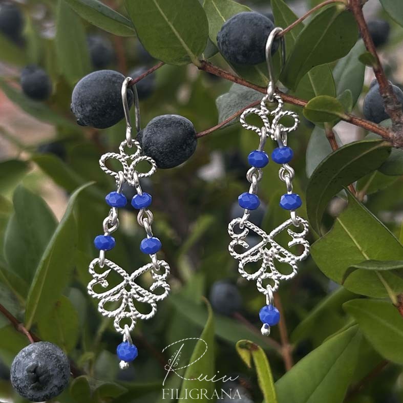 Parure fiori di mirto 3 Orecchini n filigrana d’argento 925 realizzati interamente a mano. C’è qualcosa che fa parte di noi da sempre. È lì, silenzioso e fedele, pronto a profumare l’aria che respiriamo e a riempire di un blu intenso i nostri occhi. Sono bacche 🫐 dal sapore leggermente aspro, che sanno di infanzia trascorsa nelle campagne, di verde che abbraccia lo sguardo, di passi lenti lungo i sentieri della nostra terra. Sono sempre lì, generose, a donarci i loro frutti e il loro profumo. Le bacche di cui parlo sono quelle del mirto: blu come il cielo profondo, e ancora più belle quando la pianta fiorisce, vestendosi di piccoli fiori bianchi, delicati ed essenziali. Da questa pianta che appartiene alla nostra terra, nasce la mia prima collezione 2026, Fiori di Mirto