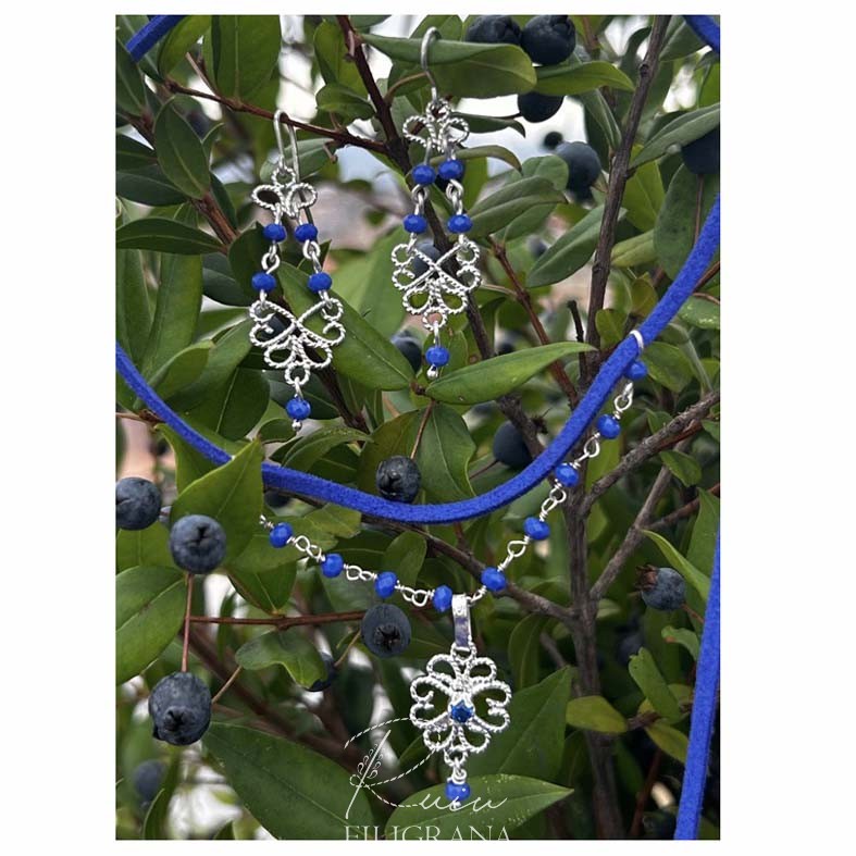 foto3 Orecchini n filigrana d’argento 925 realizzati interamente a mano. C’è qualcosa che fa parte di noi da sempre. È lì, silenzioso e fedele, pronto a profumare l’aria che respiriamo e a riempire di un blu intenso i nostri occhi. Sono bacche 🫐 dal sapore leggermente aspro, che sanno di infanzia trascorsa nelle campagne, di verde che abbraccia lo sguardo, di passi lenti lungo i sentieri della nostra terra. Sono sempre lì, generose, a donarci i loro frutti e il loro profumo. Le bacche di cui parlo sono quelle del mirto: blu come il cielo profondo, e ancora più belle quando la pianta fiorisce, vestendosi di piccoli fiori bianchi, delicati ed essenziali. Da questa pianta che appartiene alla nostra terra, nasce la mia prima collezione 2026, Fiori di Mirto
