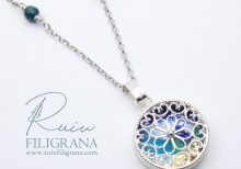 Ciondolo in filigrana d'argento e smalti a fuoco (Filismà) che rievoca i colori delle vetrate della Sagrada Familia. Realizzato a mano con passione.